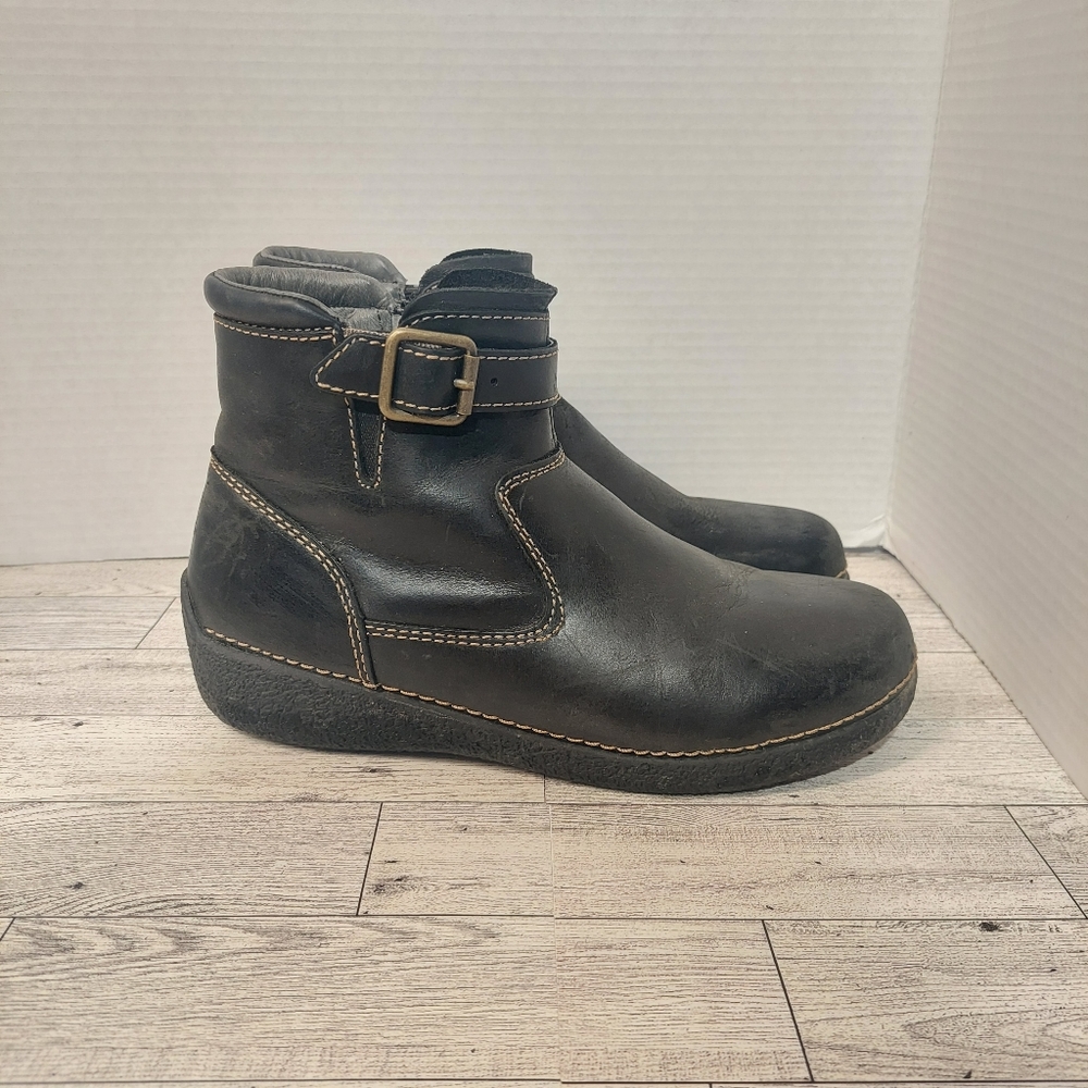 Duluth trading Co. Black leather boots 8